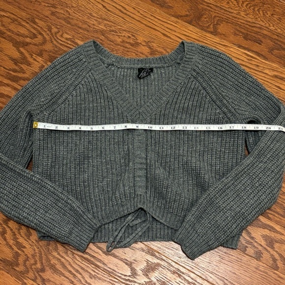 Rue 21 crop sweater In grey. Small - Picture 4 of 7